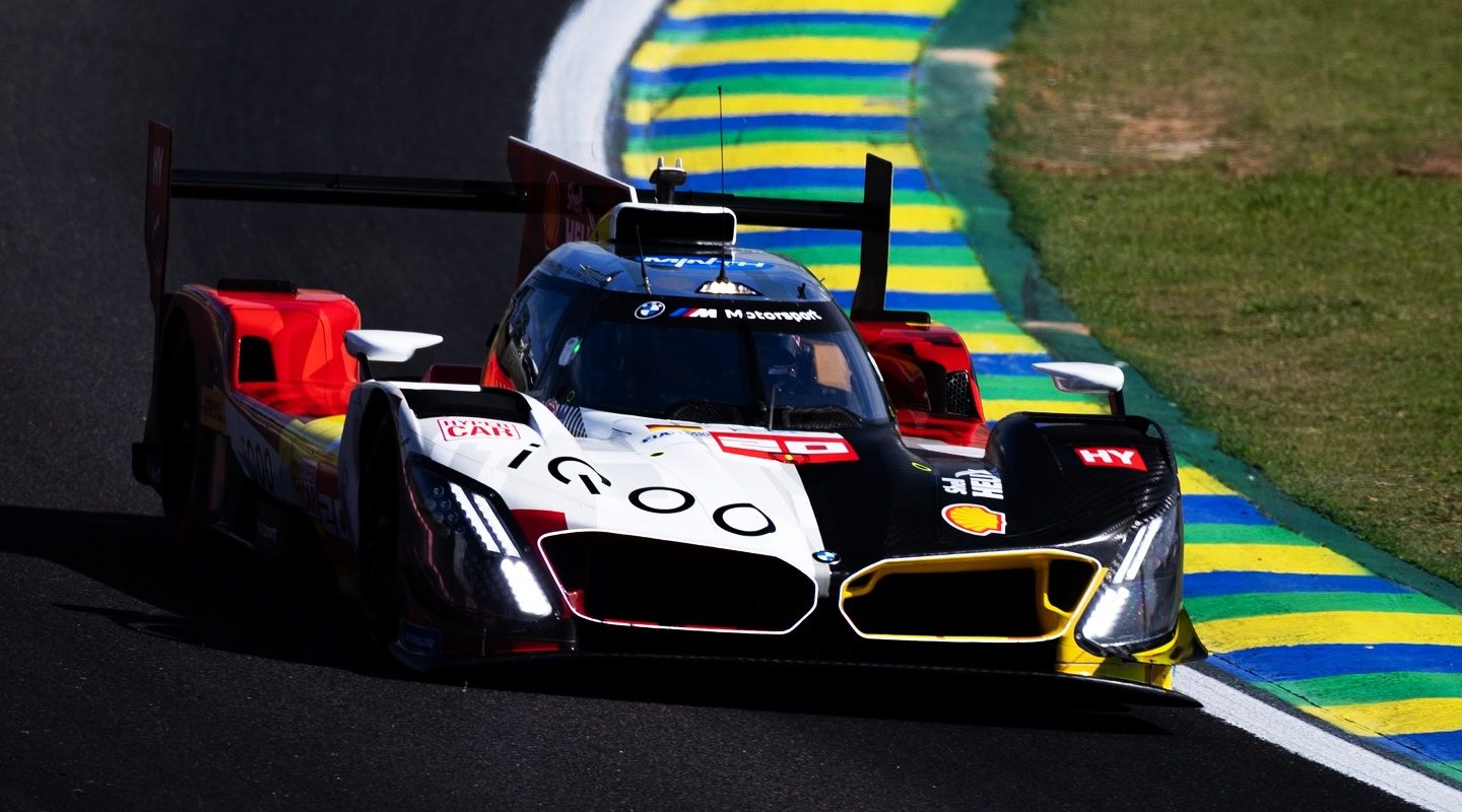 El BMW M Motorsport desata su potencia en el circuito, listo para competir en Hypercar.
