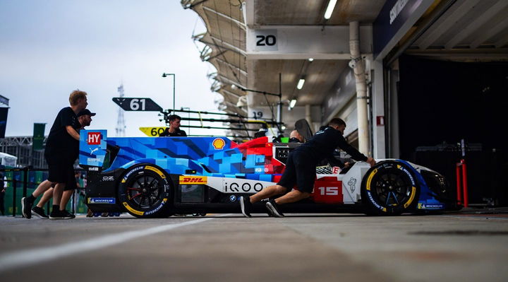 El BMW M Motorsport entra al pit lane, preparado para la competencia.