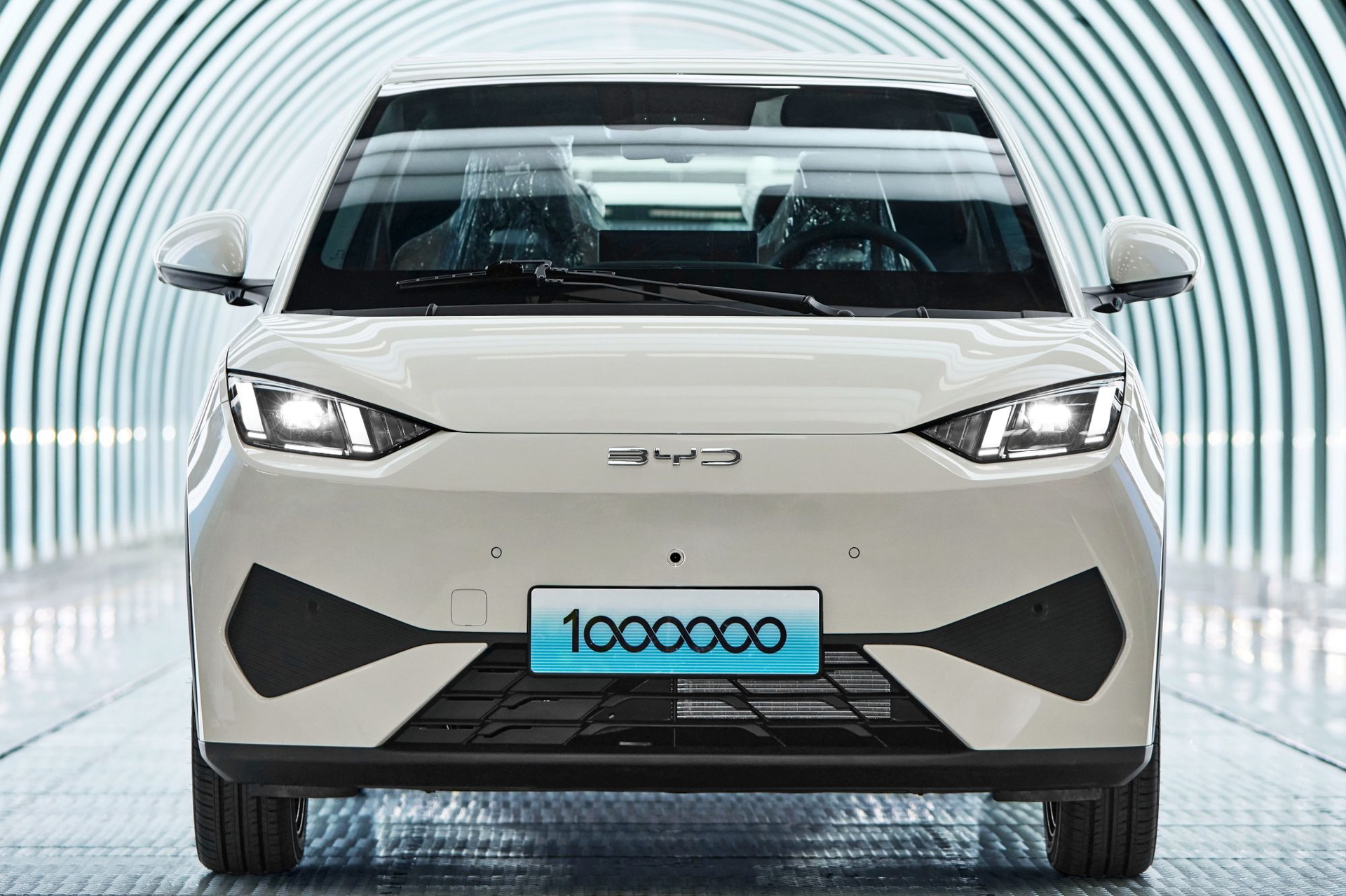 El BYD Dolphin brilla con un diseño moderno y eficiente para la ciudad.