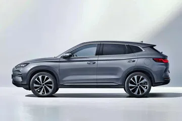 Vista lateral del BYD Seal U DM-i, un SUV moderno con diseño aerodinámico. Vista lateral del BYD Seal U DM-i, un SUV moderno con diseño aerodinámico.