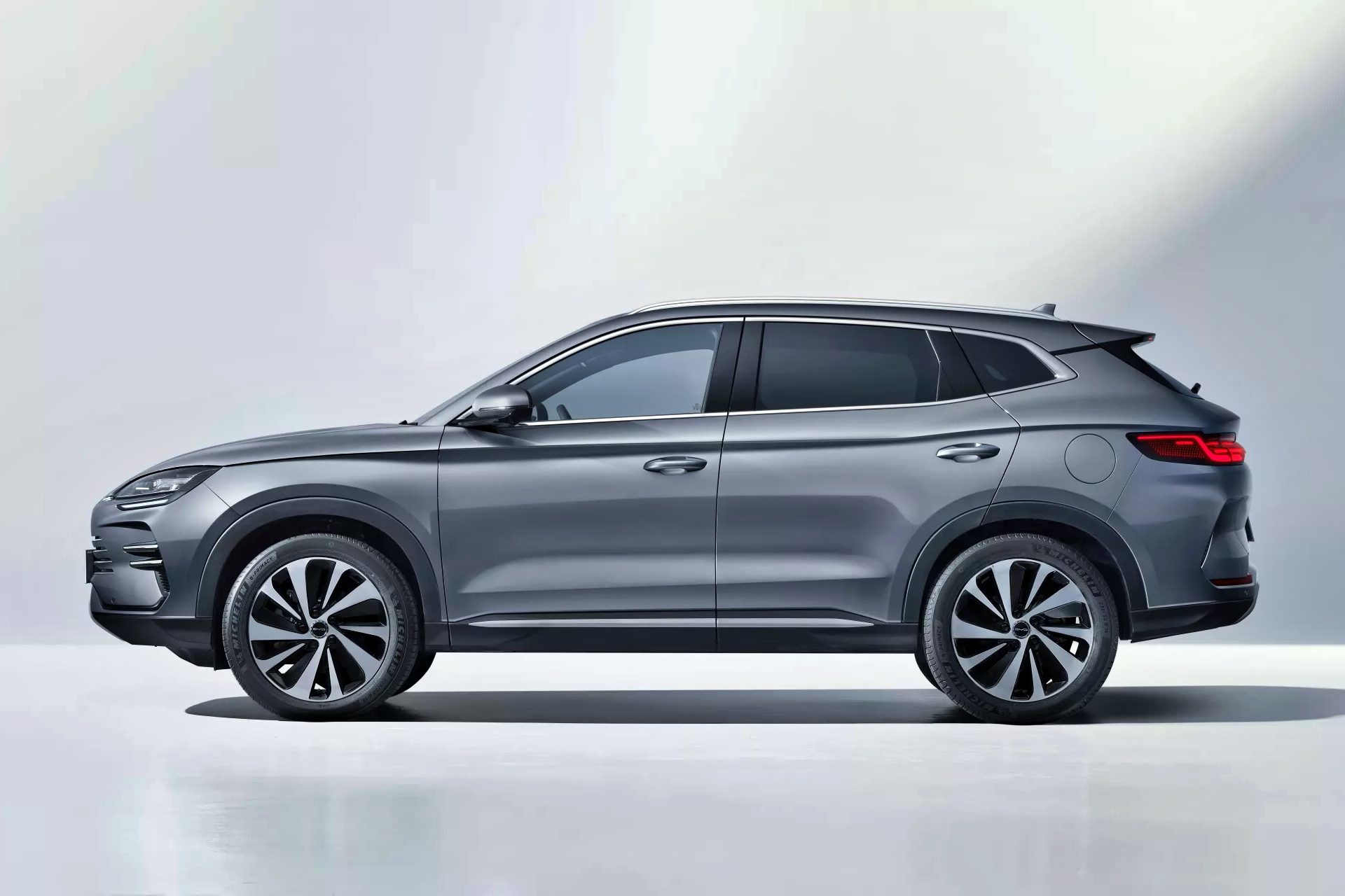 Vista lateral del BYD Seal U DM-i, un SUV moderno con diseño aerodinámico.