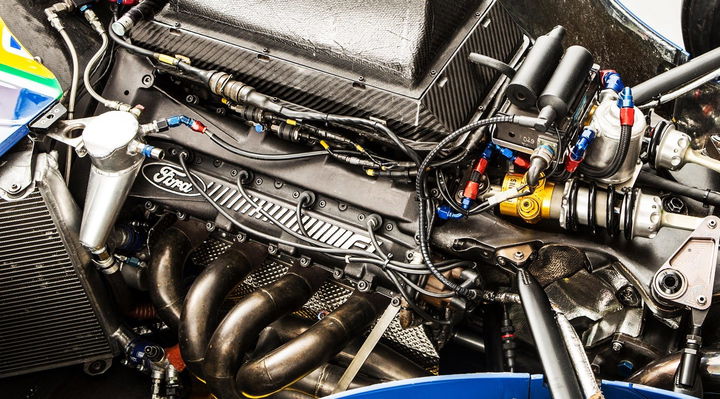 Vista del motor Ford V8 del coche de F1 Benetton de Schumacher, icónico y potente.