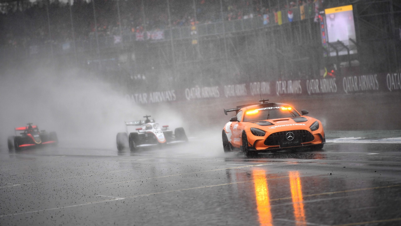 Mari Boya lidera la carrera en Silverstone, mostrando gran habilidad bajo la lluvia.