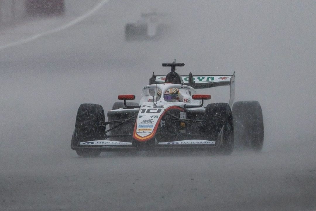 Mari Boya compite en condiciones de lluvia en Silverstone, mostrando su talento.