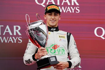 Mari Boya celebra su victoria en Silverstone, destacando su éxito en F3.