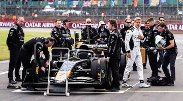 Piloto y equipo se preparan para la acción en la pista