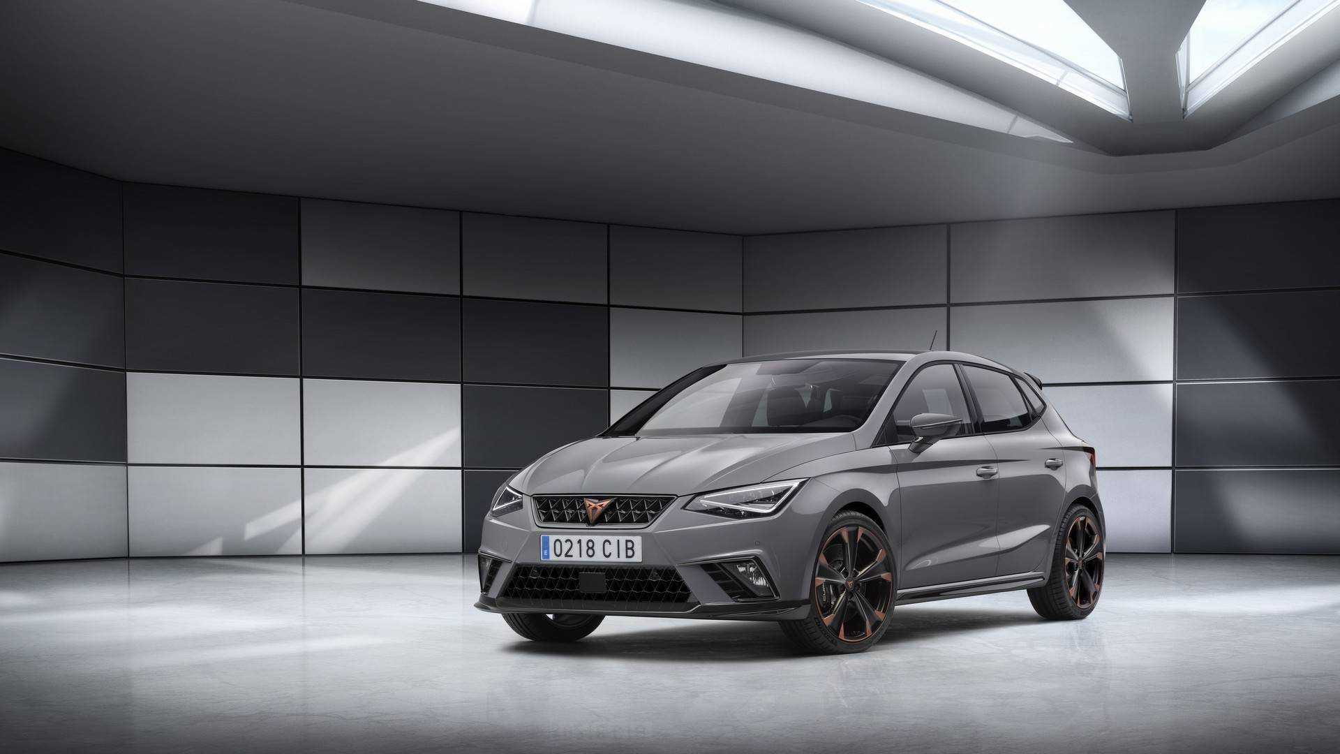 CUPRA Ibiza en un entorno elegante y moderno