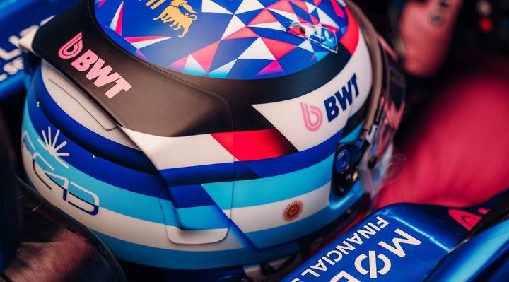 El casco de Franco Colapinto refleja el diseño vibrante de Alpine F1 Team.