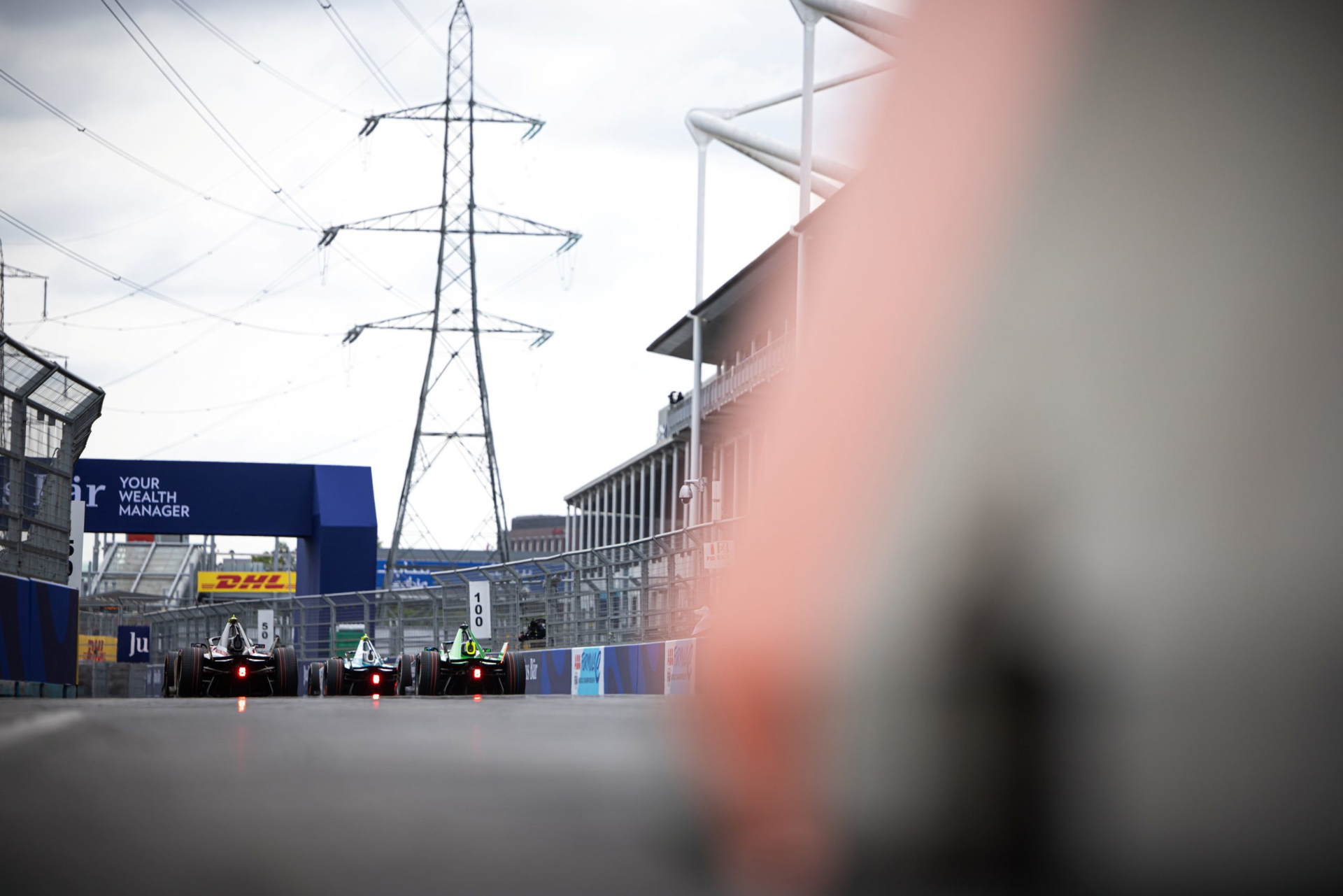 Vista general del trazado en el e-prix de Londres, donde la emoción eléctrica cobra vida.