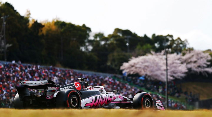 Esteban Ocon compite con su Haas en el Gran Premio de Japón.