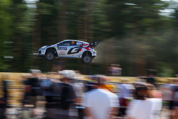 Coche de rally en pleno salto, mostrando su dinamismo y capacidad en competencia.