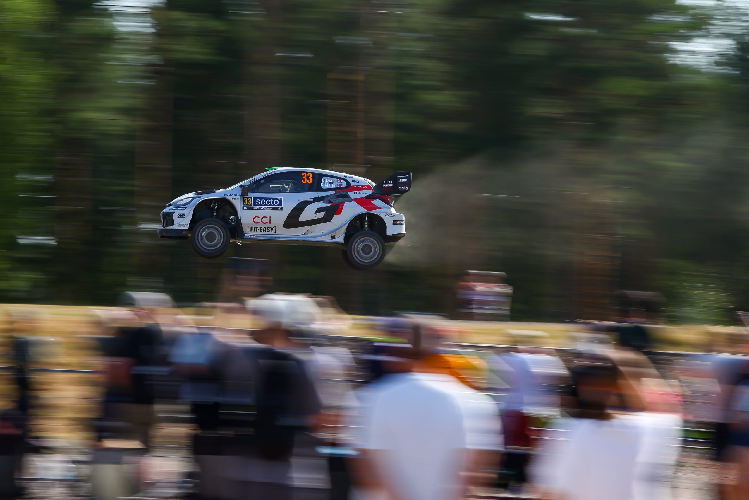 Coche de rally en pleno salto, mostrando su dinamismo y capacidad en competencia.