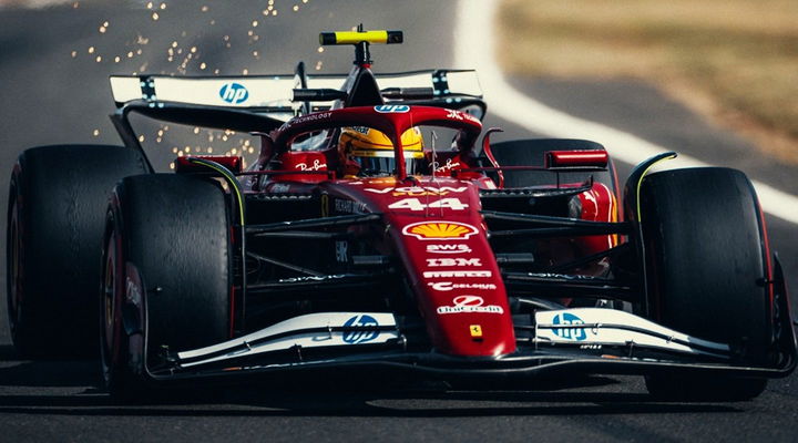 El Ferrari SF-25 muestra su aerodinámica y diseño agresivo en acción.