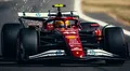 El Ferrari SF-25 muestra su aerodinámica y diseño agresivo en acción.