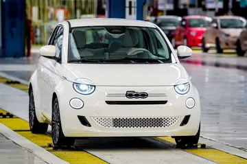 Fiat 500 Hybrid, motor eficiente que destaca en diseño compacto.