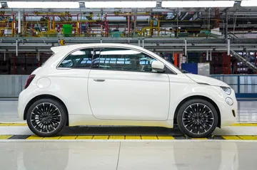 Vista lateral del nuevo Fiat 500 híbrido, destaca por su diseño compacto y moderno.