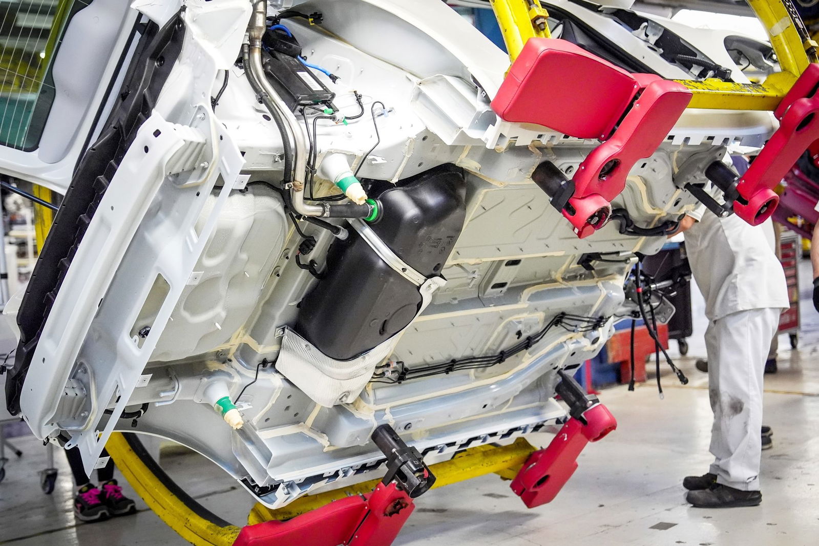 Vista del componente técnico del Fiat 500 Hybrid, destacando su estructura y ensamblaje. Vista del componente técnico del Fiat 500 Hybrid, destacando su estructura y ensamblaje.