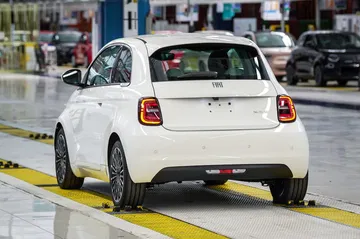 Vista trasera del Fiat 500 Híbrido, ideal para el tráfico urbano.