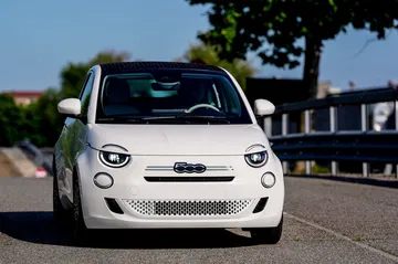Impresionante diseño frontal del nuevo Fiat 500 Hybrid, ideal para la ciudad.