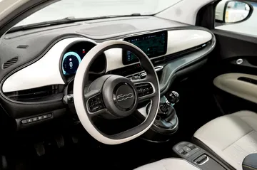 Interior moderno y funcional del Fiat 500, con acabados de calidad.