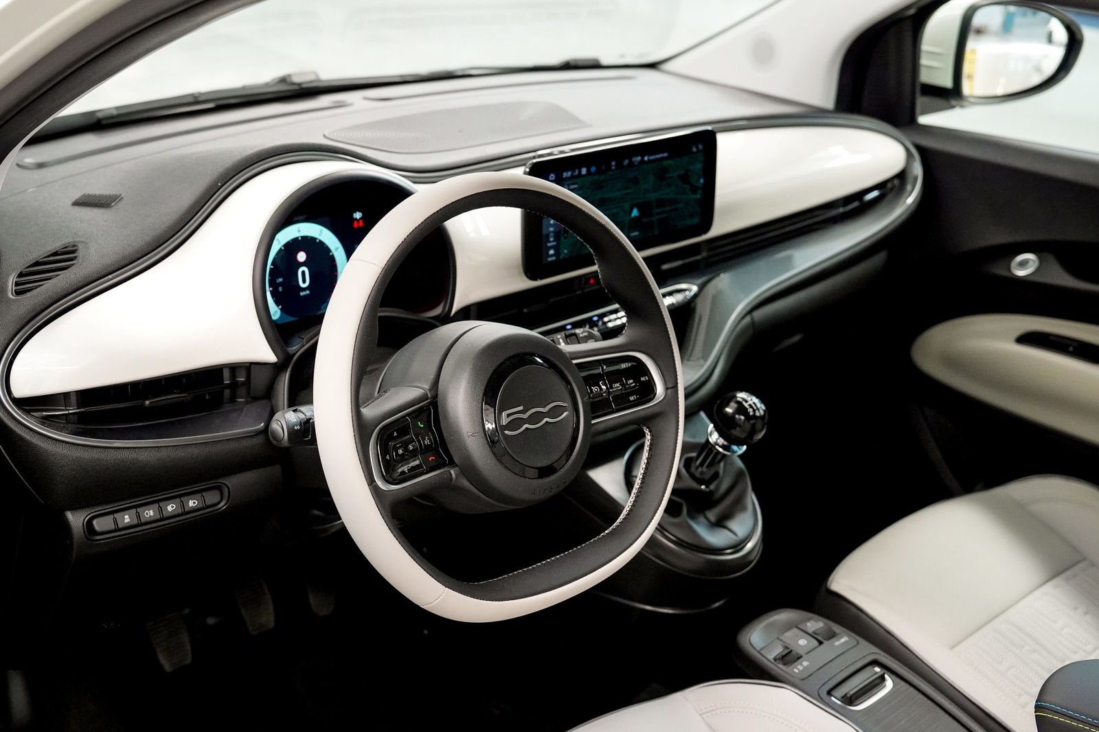 Interior moderno y funcional del Fiat 500, con acabados de calidad. Interior moderno y funcional del Fiat 500, con acabados de calidad.