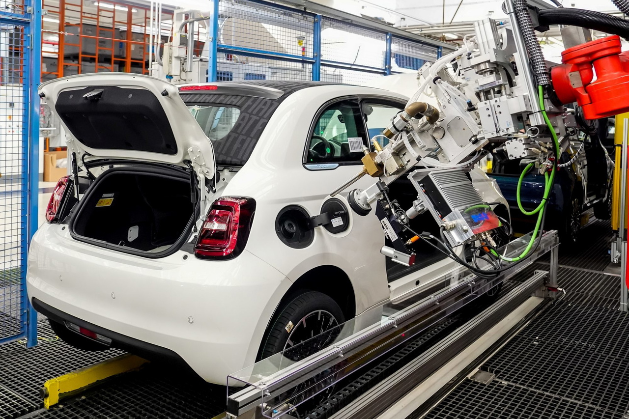 Detalles del Fiat 500 híbrido en proceso de ensamblaje. Detalles del Fiat 500 híbrido en proceso de ensamblaje.