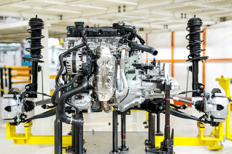 Vista del motor que destaca por su eficiencia y dise&ntilde;o compacto del Fiat 500 Hybrid.