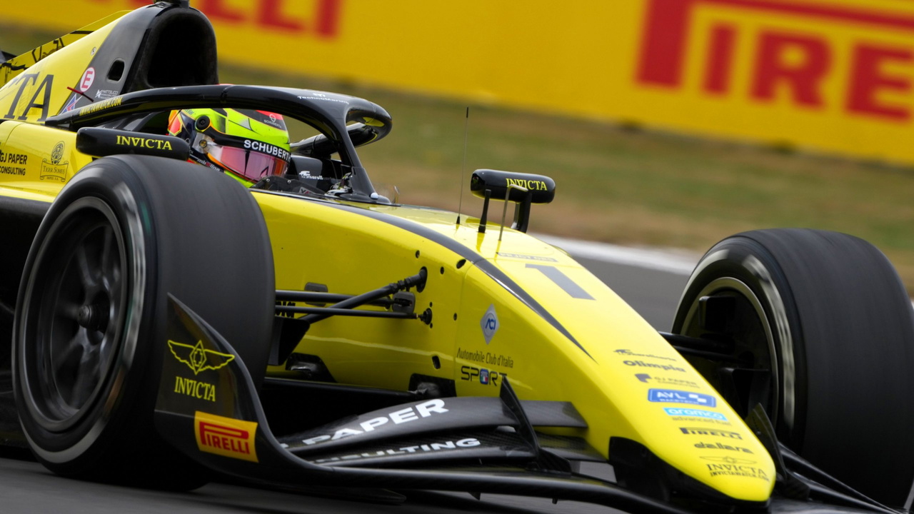 Leonardo Fornaroli en acción con su coche de F2 en Silverstone.