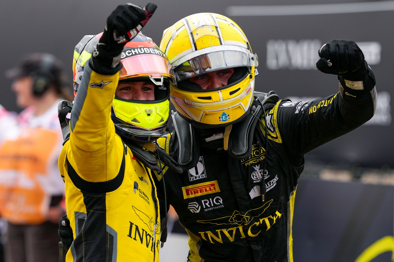 Jak Crawford y Leonardo Fornaroli celebran su triunfo en Silverstone.