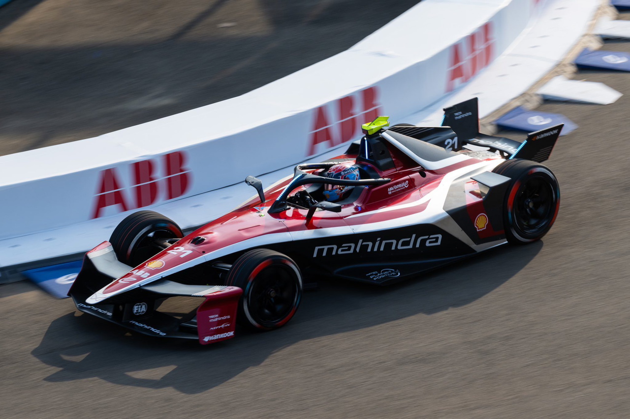 Felipe Drugovich compite en Berlín con Mahindra, destacando su diseño aerodinámico.