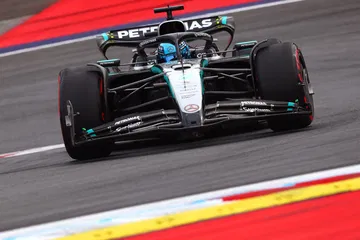 Mercedes en pista mostrando un diseño aerodinámico optimizado
