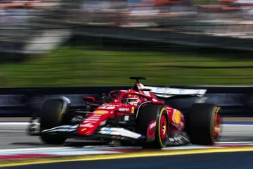 Charles Leclerc en acción con su Ferrari durante una carrera emocionante.