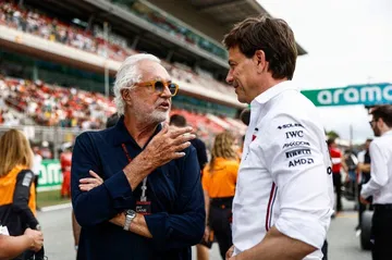 Toto Wolff discute sobre futuro de Colapinto en Alpine junto a un colega.