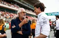 Toto Wolff discute sobre futuro de Colapinto en Alpine junto a un colega.