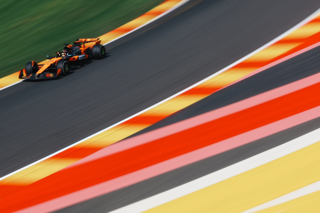 Los McLaren dominan en Spa-Francorchamps, mostrando gran velocidad