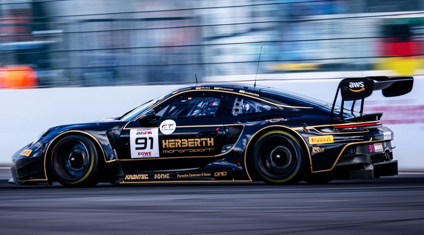 El Porsche 911 GT3 R de Herberth Motorsport despliega su imponente diseño en pista.