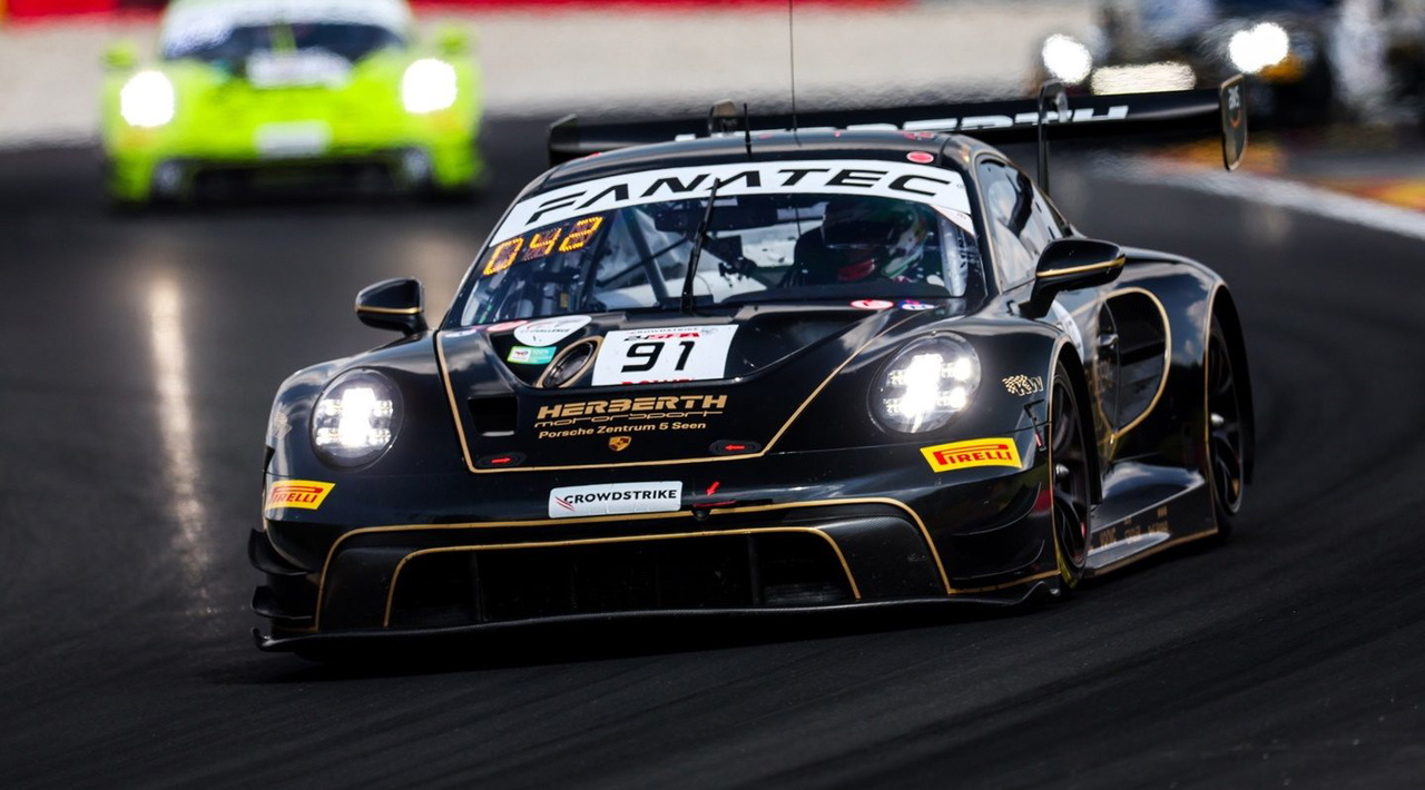 Porsche 911 GT3 R en acción durante la carrera de 24 horas de Spa.
