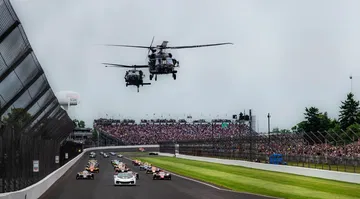 Imágenes del Indianapolis Motor Speedway durante una emocionante carrera de IndyCar.