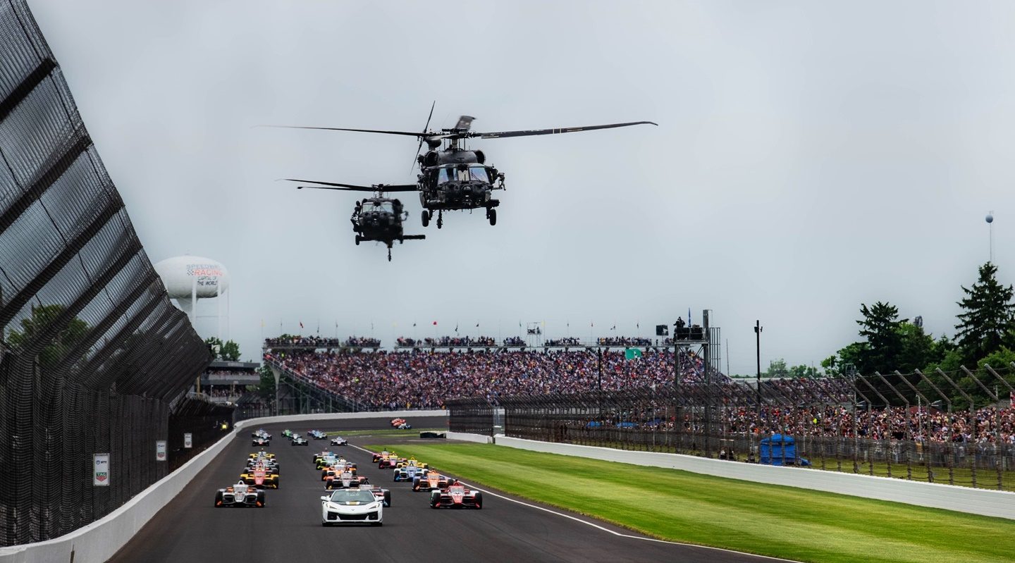 Imágenes del Indianapolis Motor Speedway durante una emocionante carrera de IndyCar.