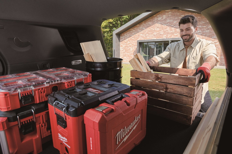 Amplio espacio de carga trasero ideal para trabajos y actividades al aire libre.