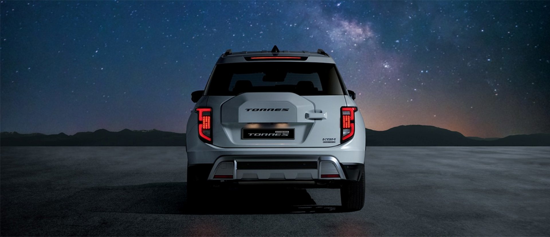 Vista trasera del KGM Torres, destacando su diseño robusto y moderno.