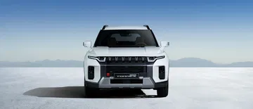 Vista frontal del KGM Torres Hybrid, destacando su diseño robusto.