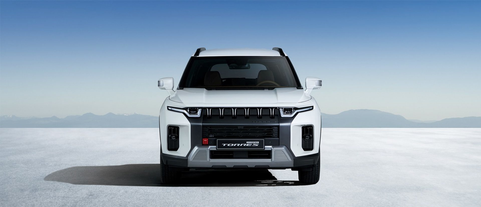 Vista frontal del KGM Torres Hybrid, destacando su diseño robusto.