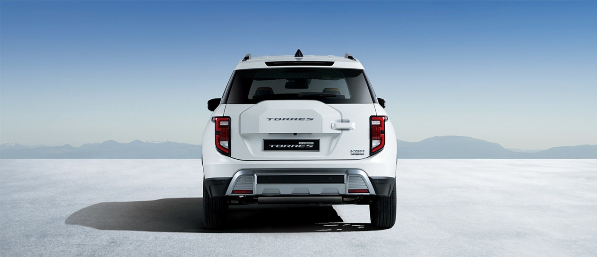 Vista trasera del KGM Torres, mostrando su diseño robusto y moderno.