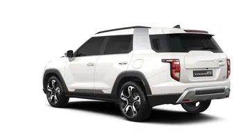 Vista trasera y lateral del KGM Torres Hybrid, un SUV de gran tamaño y precio competitivo.