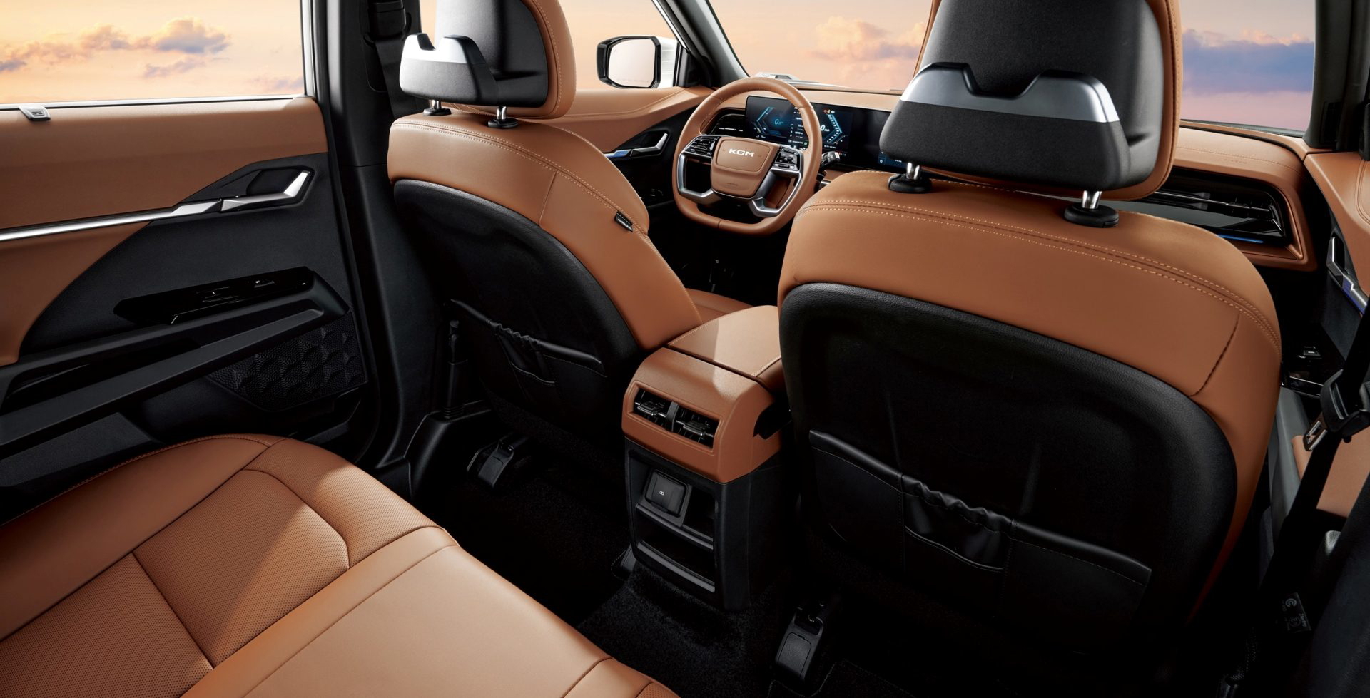 Vista del interior del KGM Torres Hybrid, con asientos en tono marrón.