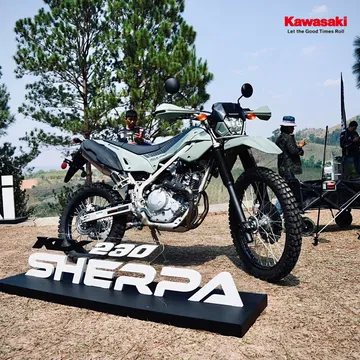 Esta Kawasaki de enduro es una roca todoterreno, sencilla y aventurera.