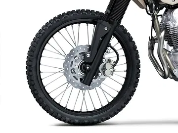 Detalle de la rueda delantera, ideal para el off-road