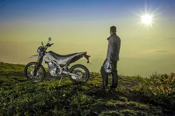 Esta Kawasaki de enduro es ideal para aventuras todoterreno.