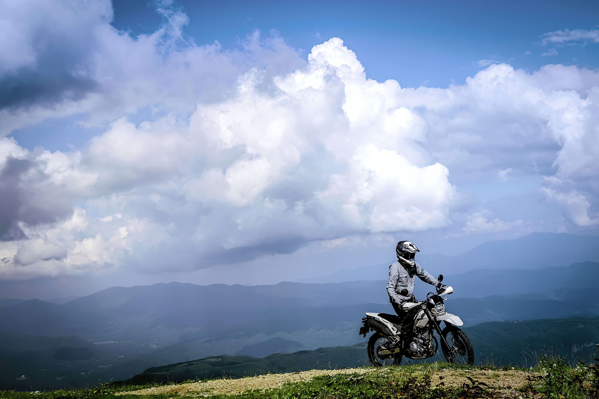 Esta Kawasaki de enduro es una roca todoterreno, sencilla y aventurera, ideal para explorar.